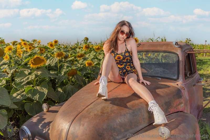 Some fun photos from my latest shoot! 🌻🌻🌻