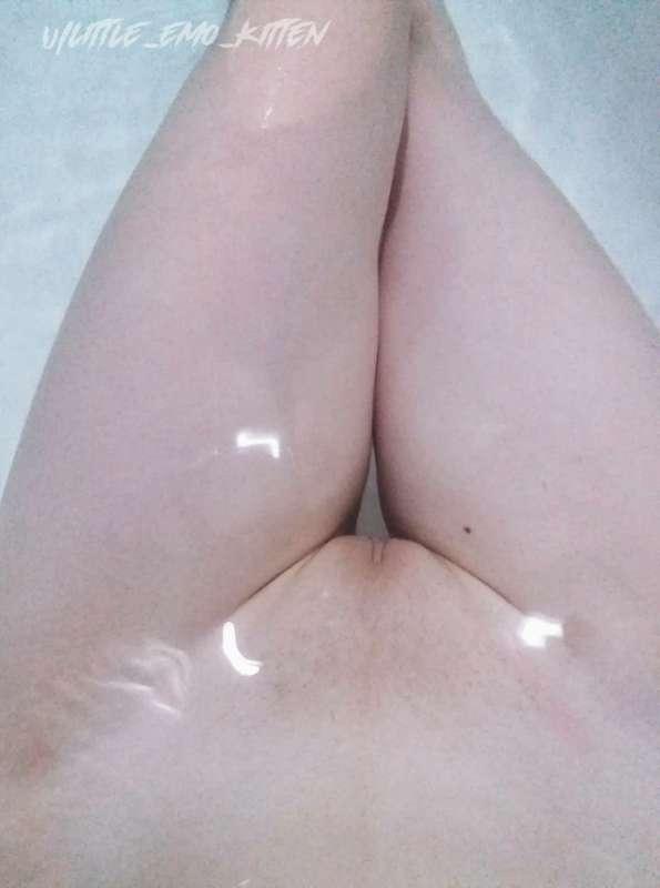 Watch me eat cum in the bath. Well, it was shampoo. It didn'..