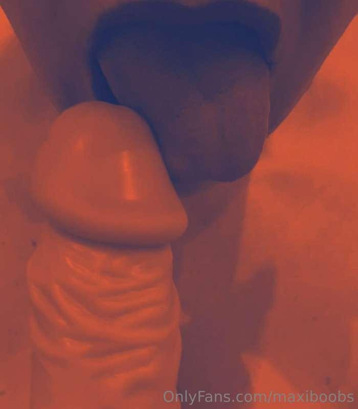 Horny milf licks dildo and boobs in sauna 🔞