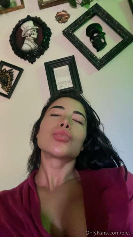 KISSING TIME 💕