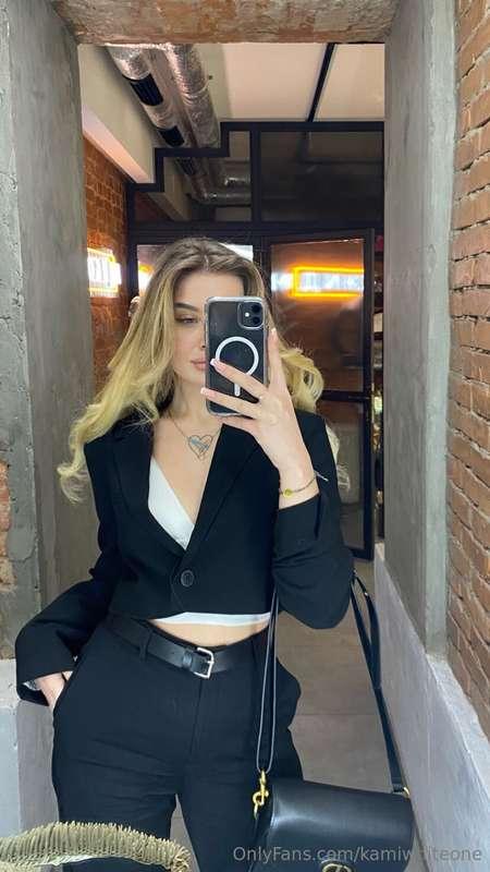 I'm wearing a very businesslike outfit today😏