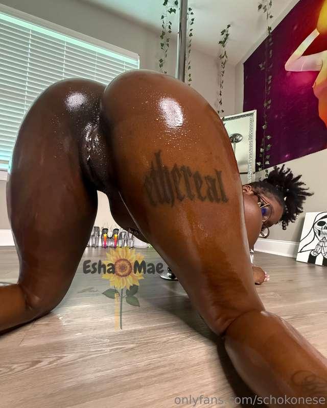 i deserve some head 👅 (new video dropping tonight too 🤎)