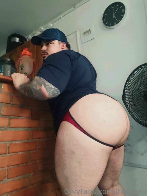 Waiting for food or waiting to be eaten🍑🔥