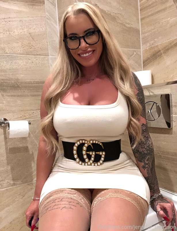 I’m not wearing panties (ooopsie) 🙊