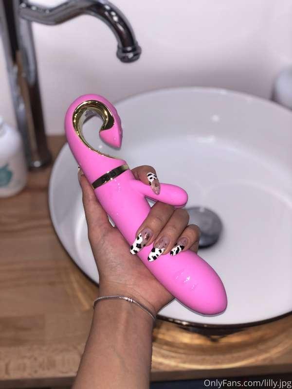 My favorite toy 💦
Do you want to see how I play with it?