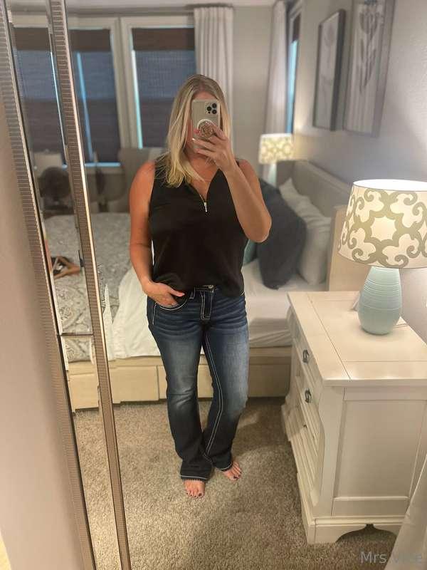 And outfit… with a touch of cleavage 😉