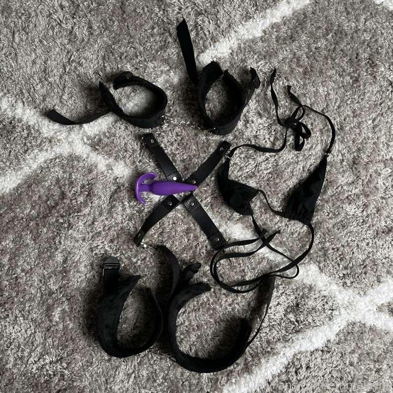 Bondage. Butt Plug. 😈 My hands and bare feet are bound. I'm ..
