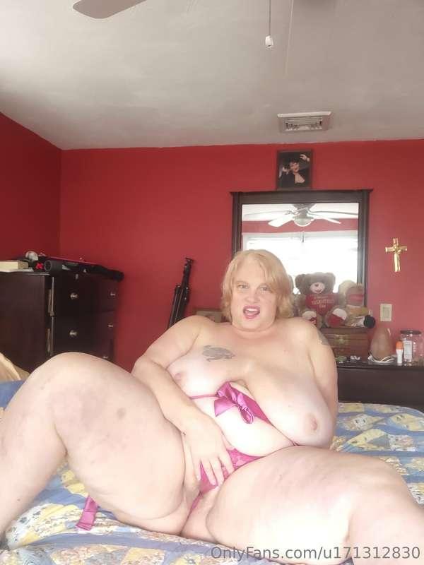 My pussy is hot 🔥 and ready for you 🍆🍆