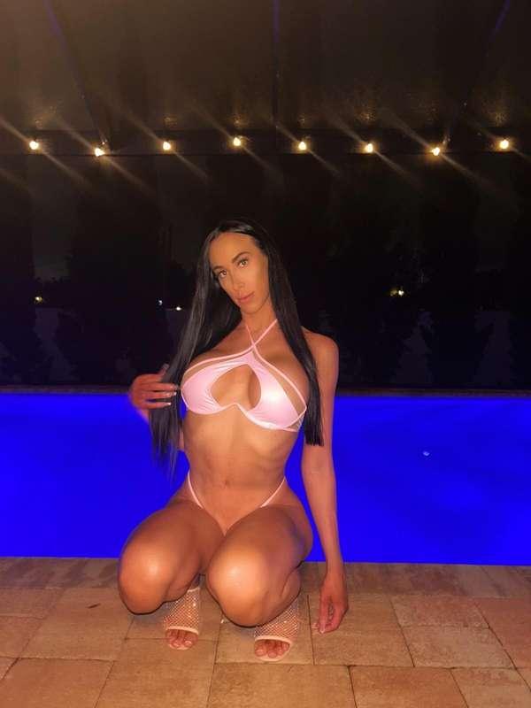 Night pool vibes, dare you to dive in. 💦🥵