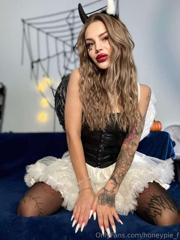 Casting spells in style 🕸️🖤. A luxurious look for a haunting..