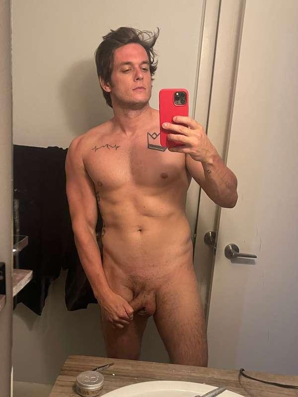 Did I get a tan after my trip? 💦😜

Also it seems messages ar..