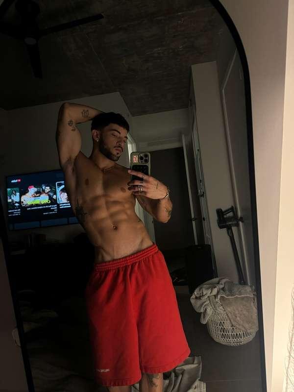 My fav sweats, need someone to look cute in them for me 🥵😏