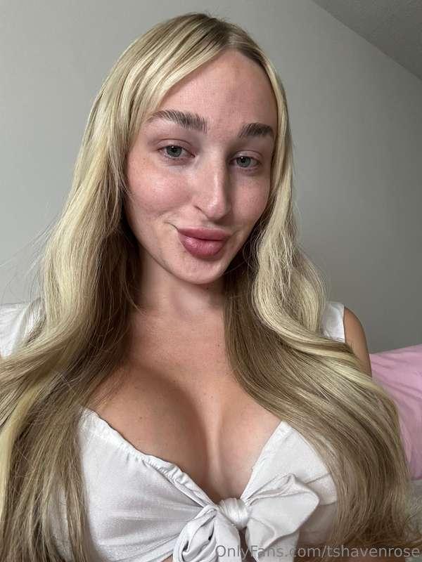 Do you want to slide your 🍆 between these boobies? 😋