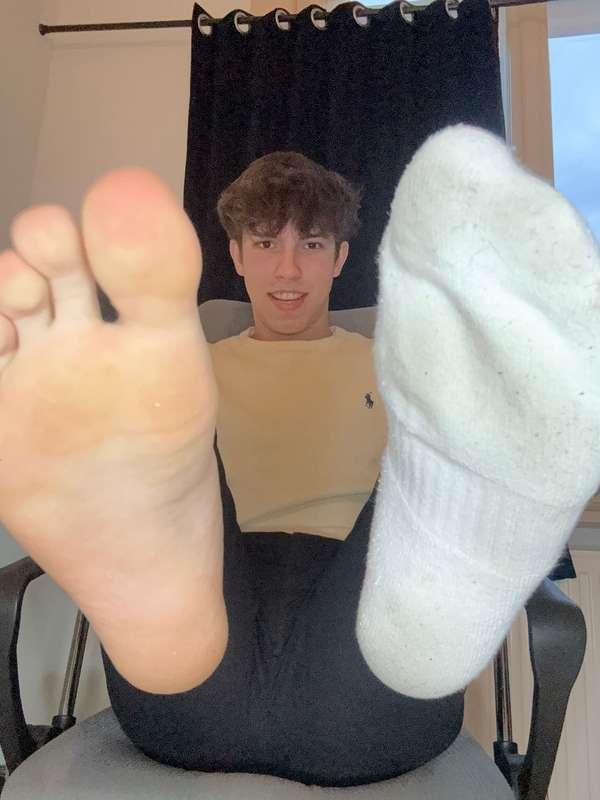 Someone have to clean my dirty smelly feet 😈