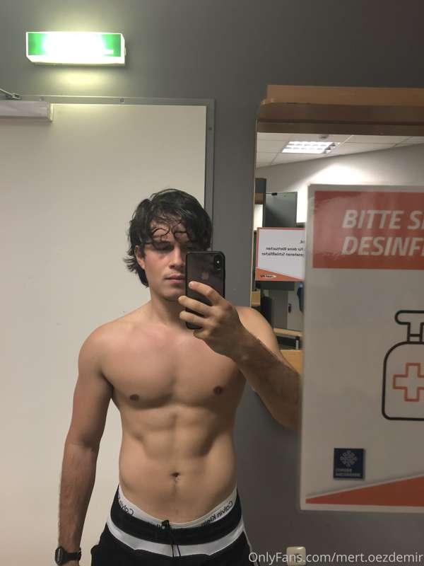 I hope you like my pictures😝
New to onlyfans so just trying ..