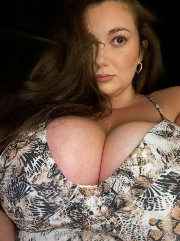 Do I look pretty to you, babe?💗😉