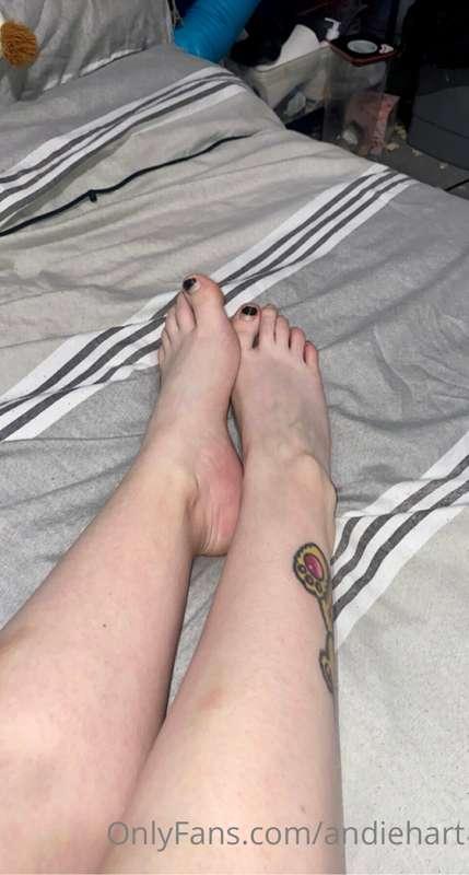 My tootsies 😘

I’m aware I need to repaint my toenails 😭 I h..