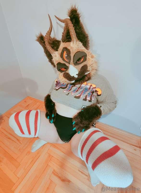 ***SWIPE TO LIFT THE SHIRT!!!*** :3