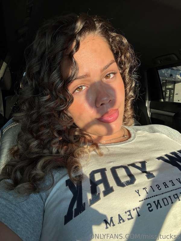 honey eyed princess at your service!! 🐶👅