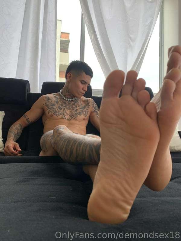 Do you like my feet 🦶 😛? Suck sucks 👅