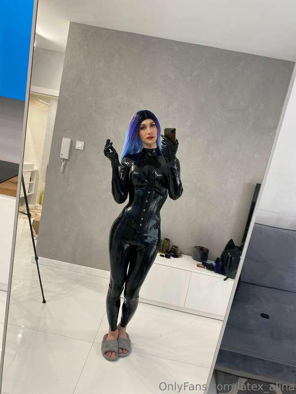 Really want to put you on a leash 🐕 crawl to mommy 💋