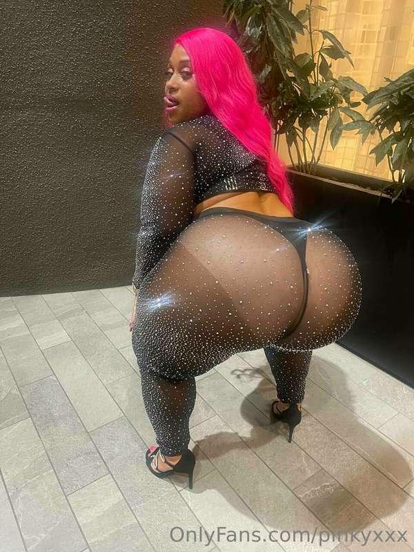 Was it the pose or the peach that caught your eye? 🍑