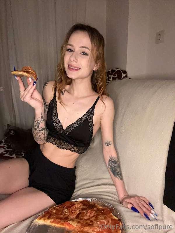 Late night, me and pizza 🍕... perfect? ​​for me yes ❤️