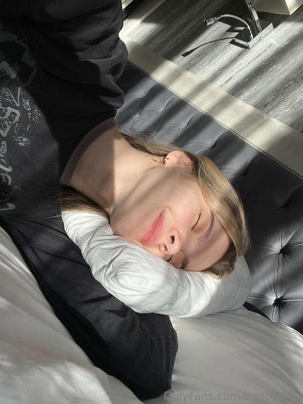 The morning sunlight streaming through the window brings wit..