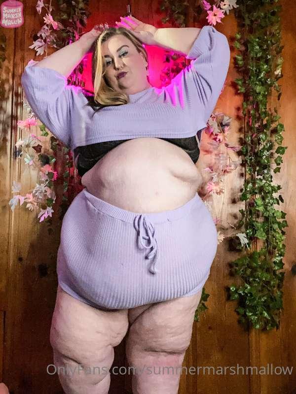 I’d never forget about the belly. 💕 I spy lots of stretch ma..