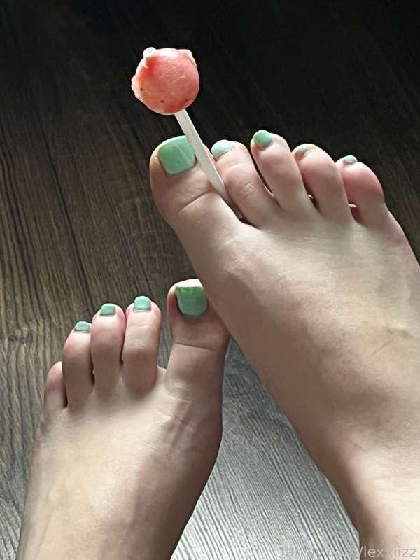 do you want a lollipop?👀🍭

#lollipop #feet #toes #pedicure #footfetish #ff #foot 