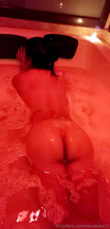 A bubble bath, colored lights and a very horny girl playing ..