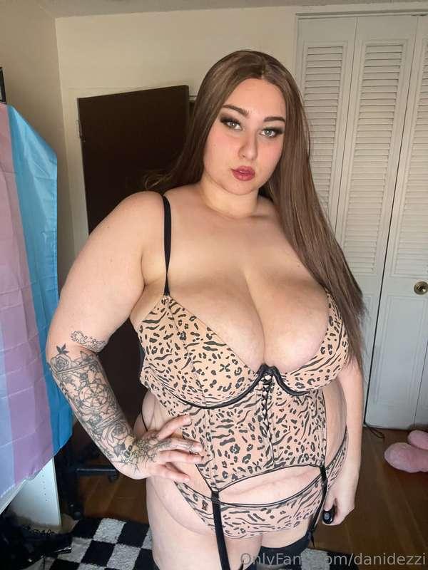 mommy’s home 🏠 🐆

here are some more full body pics! like ho..