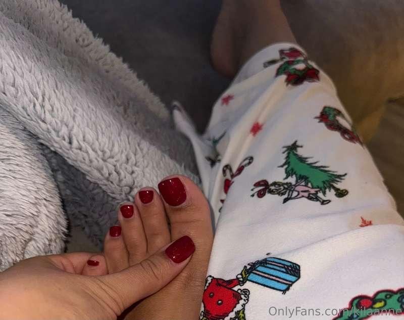 What do we think to the red nails & toes? Should I do them a..