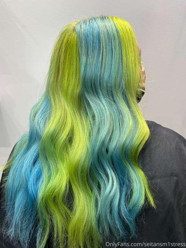 Tropical fish vibes 💛💚💙🌊🐠

I do a loooot of rainbows in my s..