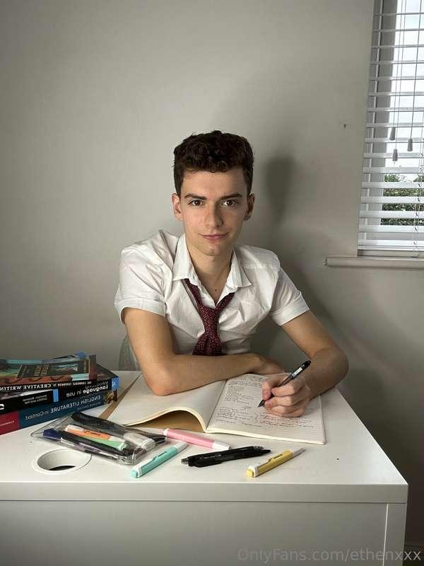 am i being a healthy distraction from studying bro? 📚🙇🏻‍♂️ c..