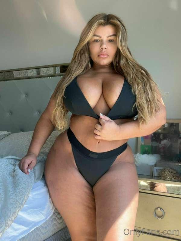 This lingerie set is practically begging to come off… Send m..