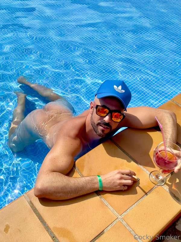 Así se disfruta el verano! ☀️ Sol, piscina, copa y porrito 👌..