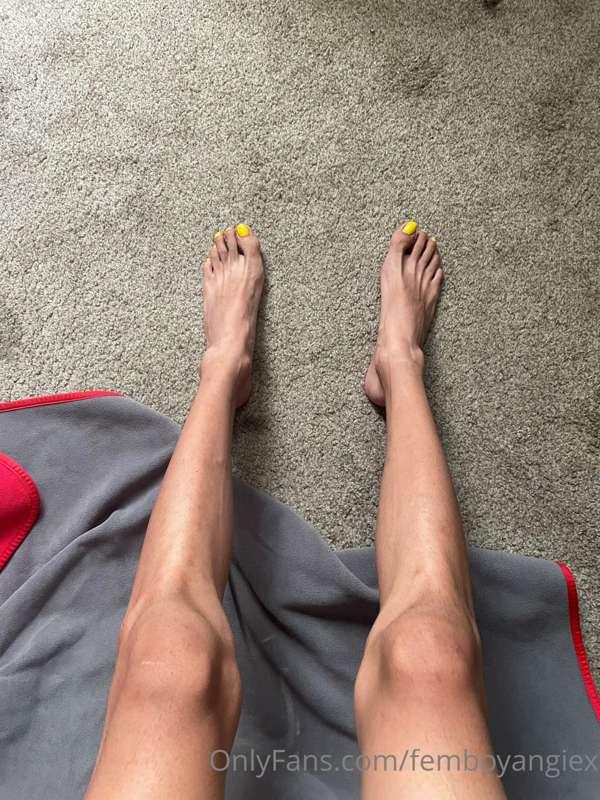 will you come and suck on my yellow toes and clean up my cum..