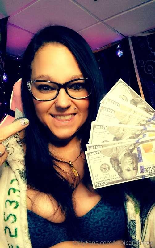 I need all my cucks, sissys and subs to come to the front. L..