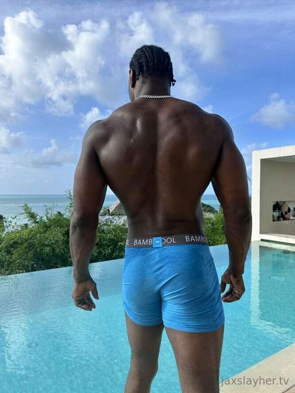 been hitting the gym more lately 💪🏿
