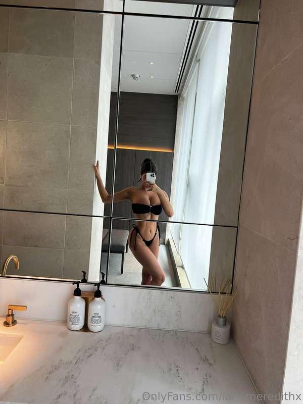 can’t go wrong with black bikinis 🖤