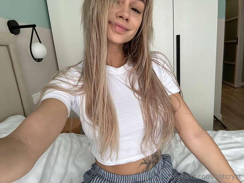 Good morning, honey ☀️ Just out of the shower, hair still wa..