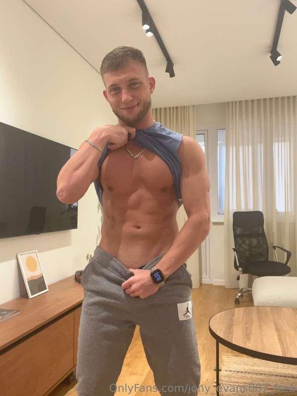 I am in a mood for a stripdance🍓 so how about u?