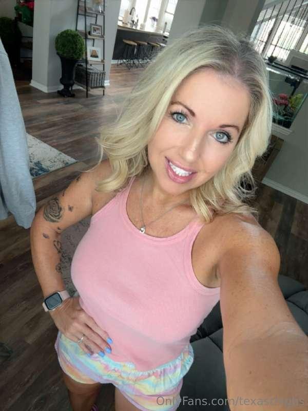 Staying at home today! 😊 Send me a DM and let's catch up!! 😍