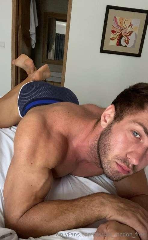 We're love our selfies with some ass visible 😁