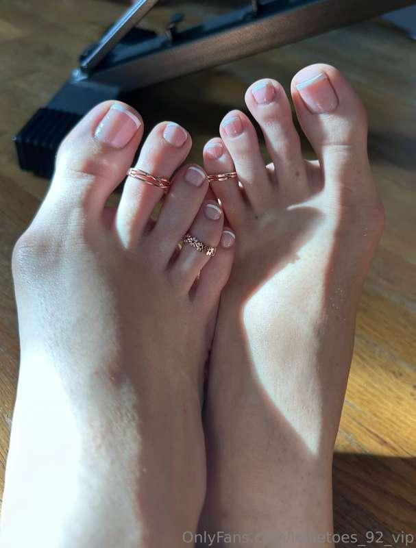 Here’s a better look at my beautiful new pedicure