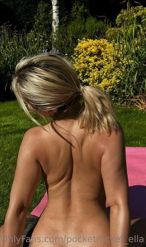 Come and join me for some ***naked*** yoga over on @pocketro..