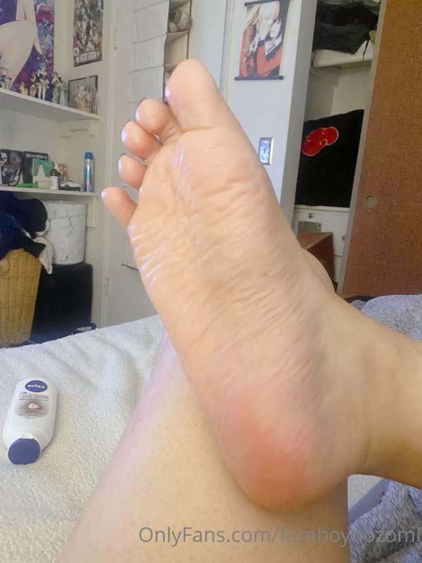 Imagine your cum dripping off my soft soles, it turns me on ..