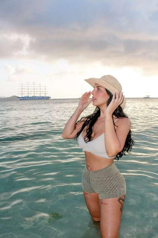 Wander more, worry less😘