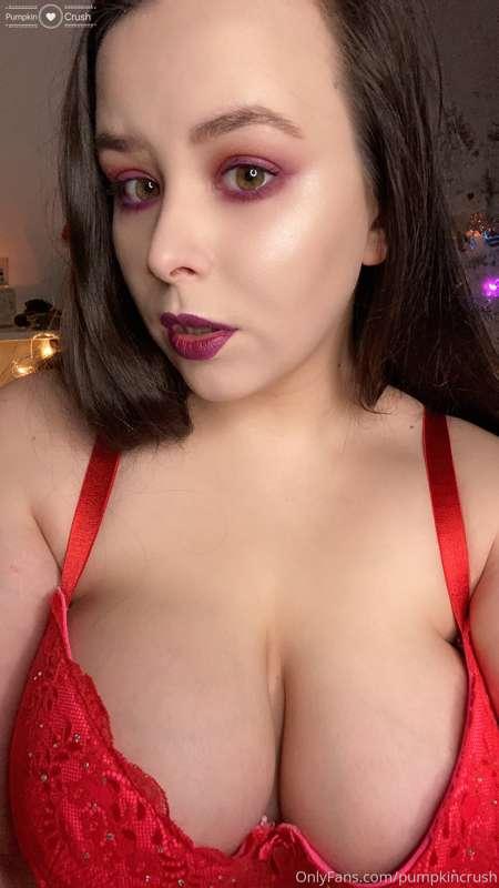 Do you like dark lipstick on my lips?💄